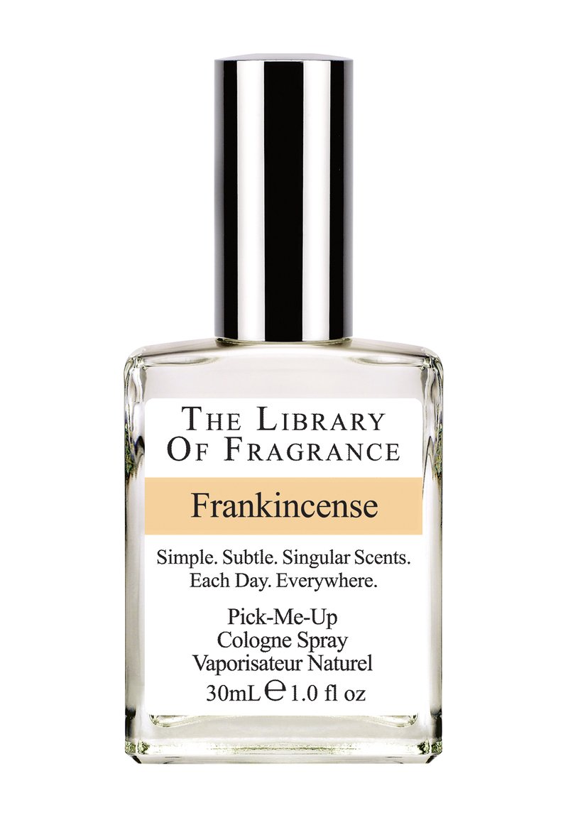 Bouteille de parfum en verre clair avec un capuchon argenté, étiquetée "Oliban", 30 mL. Le texte présente des accents noirs et dorés sur un fond blanc.