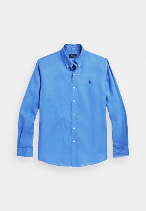 Jasnoniebieska lniana koszula zapinana na guziki, z kołnierzem typu spread, długimi rękawami i małym haftowanym logo na piersi.