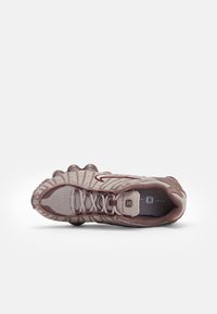 Nike Sportswear SHOX TL - Sneakers - pumice/night maroon/plum eclipse