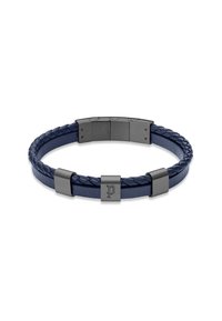 Navy blauwe leren armband met gevlochten structuur, voorzien van metallic zwarte accenten en een logo-detail op de sluiting.