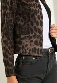 Lipsy REGULAR FIT ANIMAL PRINTED COLLARLESS  - Bleiseri - brown