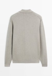 Lichtgrijze gebreide trui met kraag, geribbelde manchetten en zoom, en een zachte textuur. Achteraanzicht toont naadloze schouders en een strak ontwerp.