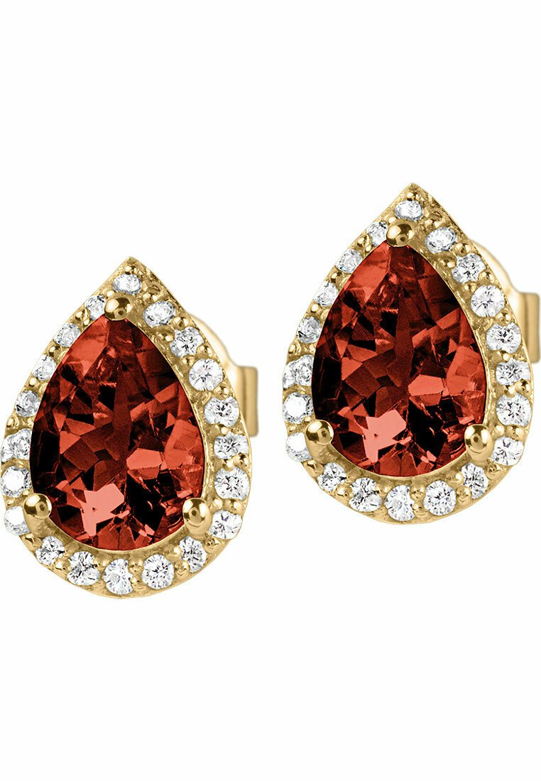 Gouden oorbellen met een peervormige rode edelsteen omringd door een ring van kleine heldere stenen, met een gladde textuur en een gepolijste afwerking.