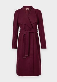 Burgundy ullblandad trenchcoat med spetsad krage, långa ärmar, bälte vid midjan och sidofickor. Slät textur och skräddarsydd passform.