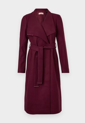 Burgunderfarbener Wollmischung-Trenchcoat mit eingekerbtem Kragen, langen Ärmeln, einem Gürtel in der Taille und seitlichen Eingrifftaschen. Durchgängige Textur und taillierte Passform.