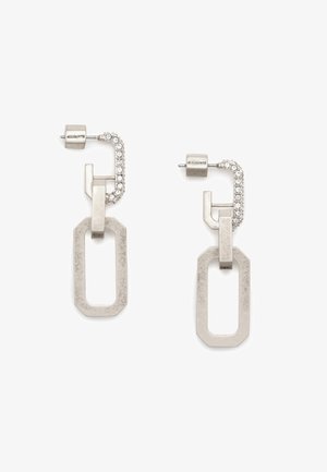 Silberfarbene Ohrringe mit einem geometrischen Design, lackierter Metalloberfläche, verlängerten achteckigen Formen und Kristallelementen.