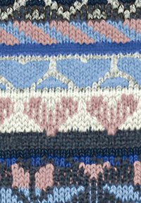 Tissu tricoté présentant des rayures horizontales en rose, bleu et marine avec des motifs variés incluant des cœurs et des formes géométriques.
