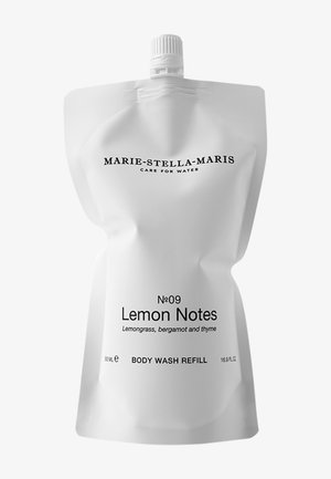 Pochette souple blanche avec bouchon à vis, étiquetée Marie-Stella-Maris Lemon Notes recharge de gel douche parfum citronnelle, bergamote et thym.