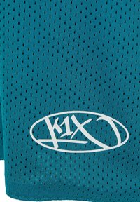 Teal mesh treningstopp med små perforeringer og en hvit "K1X"-logo omsluttet av en oval. Lett og pustende stoff.