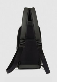 Zwarte rugzak met een mix van glad leer en gaas, gevoerde riemen en een minimalistisch ontwerp met verstelbare gespen.