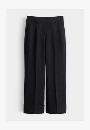 Pantaloni neri a gamba larga con una texture liscia, caratterizzati da un davanti piatto, due tasche laterali e orli arrotolati.