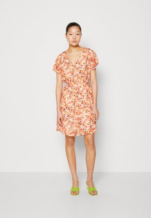 ONLY ONLLUCIE BUTTON DRESS - Φόρεμα πουκάμισο - cherry tomato claire