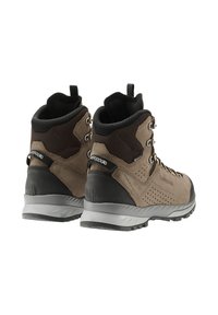 Stivali da trekking alti marroni realizzati in suede e materiali sintetici, dotati di occhielli in metallo, punta rinforzata e suola testurizzata.