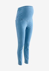 Lichtblauwe zwangerschapslegging met een elastische tailleband, beschikt over een slim fit en zijzak. Gemaakt van zacht katoenmix denim.