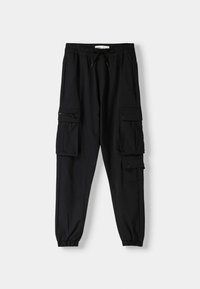 Svarta cargo byxor i vävd tyg, med elastisk midja, dragsko och flera dragkedje- och tryckknappsfickor.