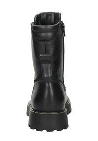 Zwarte leren enkelboot tot de kuit met dikke profielzool, achterste haalring en rits aan de zijkant, bekeken vanuit de achterkant.