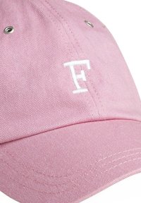 Cappello in cotone rosa con logo ricamato bianco "F", dotato di una corona strutturata, visiera curva e occhielli di ventilazione in metallo.