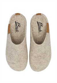 Filzhausschuhe in hellem Beige mit einer weichen Textur und abgerundeter Form. Mit einem kleinen braunen Lederakzent an der Ferse.