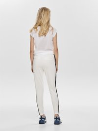 ONLY ONLSILVERY V NECK NOOS - Basic T-shirt - white