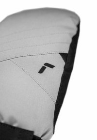Grau und schwarze gestrickte Handschuhe mit strukturiertem Finish, diagonalem Nähen und einem schwarzen Logo-Akzent.
