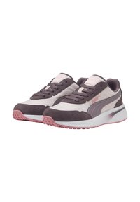 Sneakers con tomaia in rete rosa chiaro e accenti in suede grigio, suola intermedia spessa bianca e suola esterna in gomma rosa testurizzata.