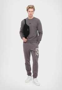 EA7 Emporio Armani PANTALONI - Träningsbyxor - volcanic glass