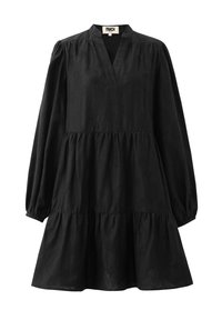 Robe noire à manches longues avec des volants, décolleté en V et détails en tissu froncé sur fond blanc.