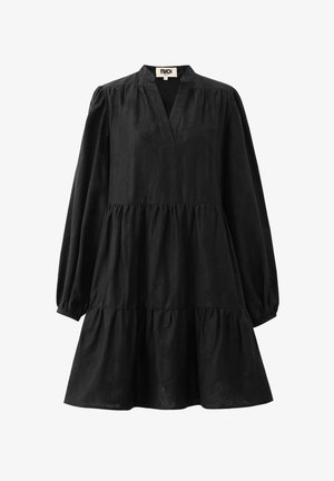 Zwarte langlopende jurk met lange mouwen, tiered ontwerp, V-halslijn en gathered stofdetails op een witte achtergrond.