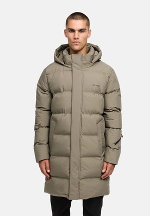 Doudoune en vert olive clair, avec capuche, design matelassé horizontal, fermeture éclair à l'avant et poches latérales. Texture douce, coupe décontractée.