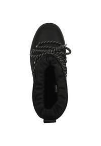 Calzado negro con puntera redondeada, puño elástico y cordones con un patrón en blanco y negro. El material parece liso y con un interior acolchado.