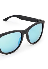 Ochelari de soare negri cu un finisaj mat texturat și lentile albastre reflectorizante. Ramă are o formă rotundă cu brațe curbe.