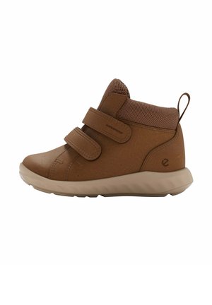 Brun vandafvisende børneankelstøvle med to velcrolukninger, mesh krave og beige sål, sidevisning.
