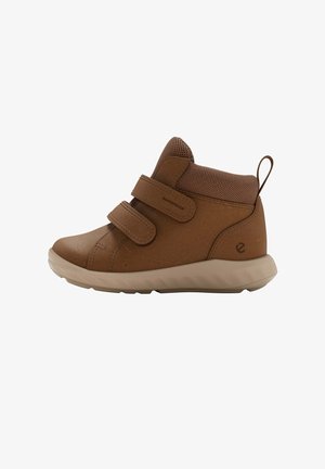 Brun vandafvisende børneankelstøvle med to velcrolukninger, mesh krave og beige sål, sidevisning.