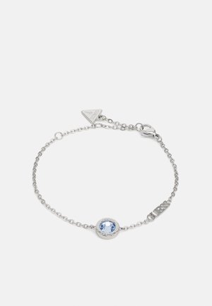 Silberne Kettenarmband mit einem blauen runden Edelstein in einer runden Fassung, mit einem strukturierten Glieddesign und einem Markenschild.