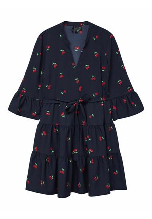 Abito blu navy con design a balze strati, caratterizzato da una stampa di ciliegie. Collo a V e dettaglio in vita con cintura. Realizzato in tessuto leggero.