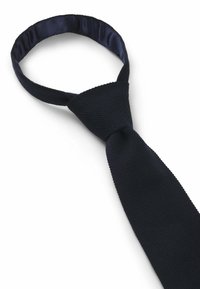 Donkerblauwe gestructureerde stropdas met een glad satijnen binnenband. Heeft een klassiek ontwerp met een puntige uiteinde en een gestructureerde knoop.
