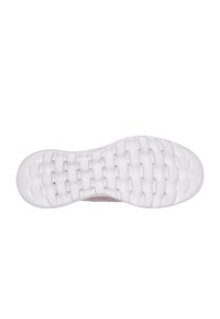 Suela de una zapatilla que presenta una base de goma blanca texturizada con un patrón de rectángulos elevados, ligeramente curvada en la punta y el talón.