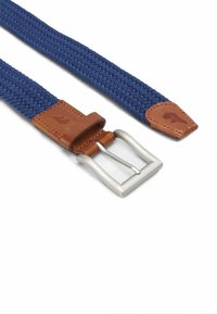 Cintura intrecciata blu con cinturino in pelle marrone; fibbia metallica argento, con un design semplice e tessuto testurizzato.