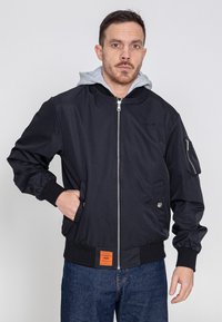 Unausgewählt, black