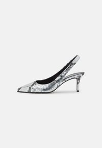 Tacones slingback plateados con punta afilada, diseño de estampado de serpiente texturizado y un elegante tacón de aguja. Forro interior negro.