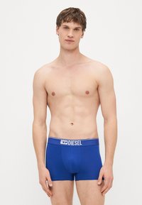 Γαλάζια αντρικά εσώρουχα boxer από απαλό βαμβάκι με αντίθετη λευκή ζώνη μέσης με λογότυπο, εφαρμοστή γραμμή, μήκος μέχρι το μέσο του μηρού και λεία υφή.