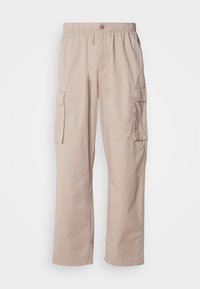 Pantaloni cargo bej cu o croială relaxed, talie elastică, închidere cu nasture și buzunare laterale. Realizați dintr-un material ușor, cu o textură netedă.