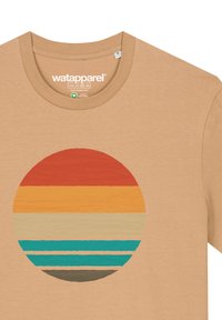 Tan T-shirt met een cirkelvormige graphic met horizontale strepen in oranje, perzik, crème, teal en donkergroen. Zachte katoenen stof.