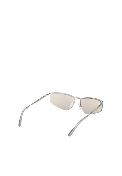 Zilveren metalen zonnebril met een slank, hoekig ontwerp, voorzien van grijs getinte lenzen en heldere plastic scharniertips.