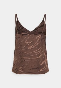 Camisola de cetim castanho com alças finas, apresentando um subtil padrão de riscas de tigre em tons mais escuros. Textura suave e design em V.