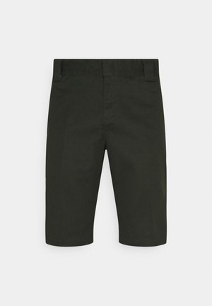 Pantaloncini verdi scuro fino al ginocchio con passanti per cintura, cucitura frontale e design pulito e minimale su sfondo bianco.