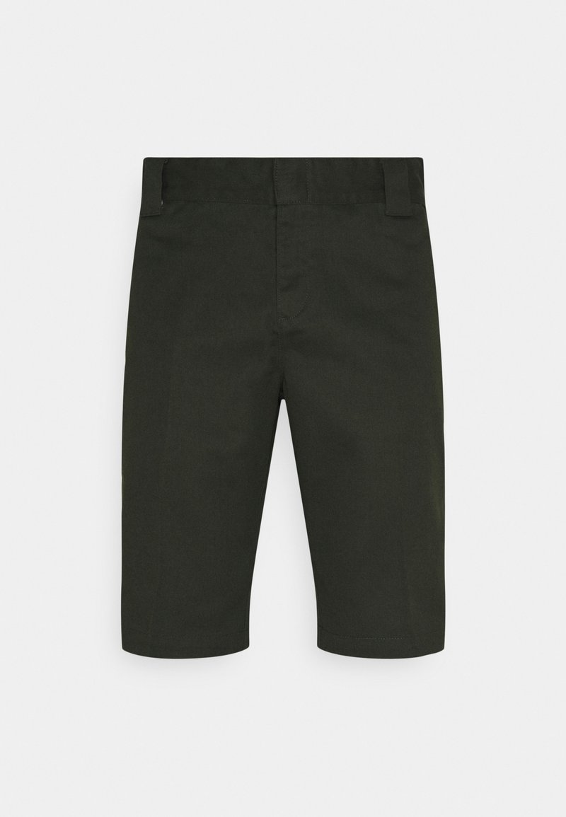 Shorts vert foncé jusqu'aux genoux avec passants pour ceinture, couture avant, et design épuré et minimaliste sur fond blanc.