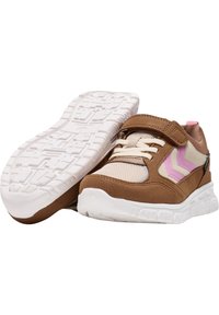 Braune Wildleder- und Netz-Sportchuhe mit einem Klettverschluss, weißer Außensohle und rosa Chevron-Akzenten. Strukturiert Oberfläche und gepolsterter Kragen.