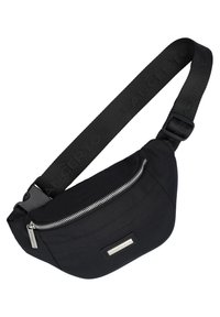 Czarna tkaninowa torba na ramię o zaokrąglonym kształcie, z metalowym zamkiem błyskawicznym, regulowanym paskiem i metką z przodu.
