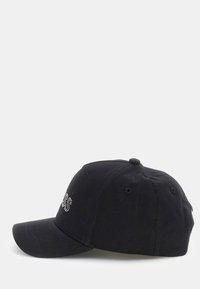 Cappellino da baseball nero in tessuto, con visiera curvata, fori metallici per ventilazione e logo decorativo in strass sul davanti.